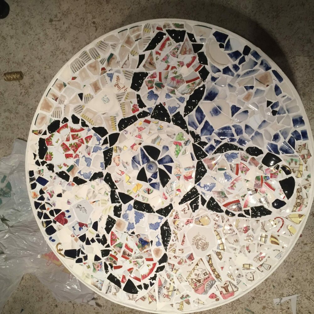 Mosaik med trasigt porslin